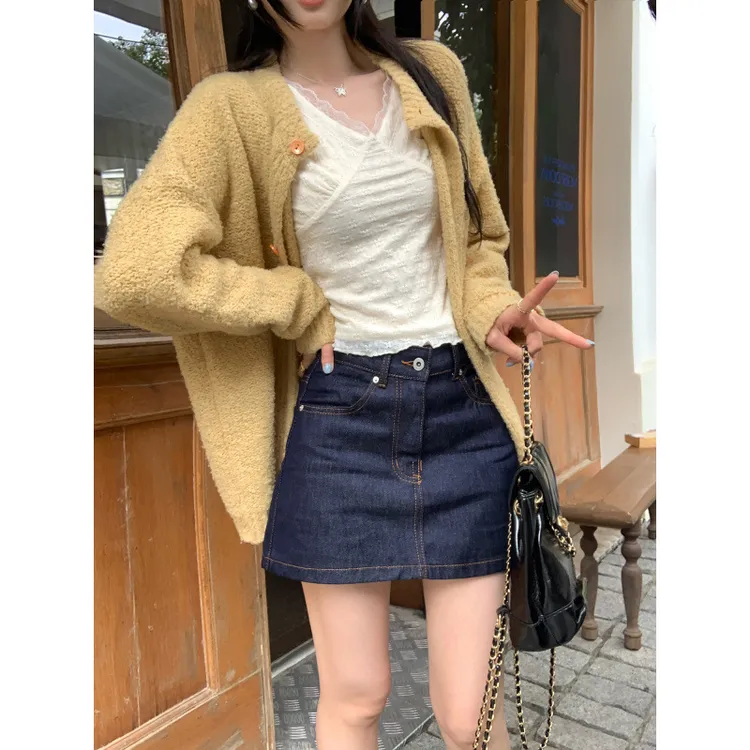 纯欲辣妹杏色V领蕾丝衫长袖T恤女2025新款法式内搭打底防走光衫短