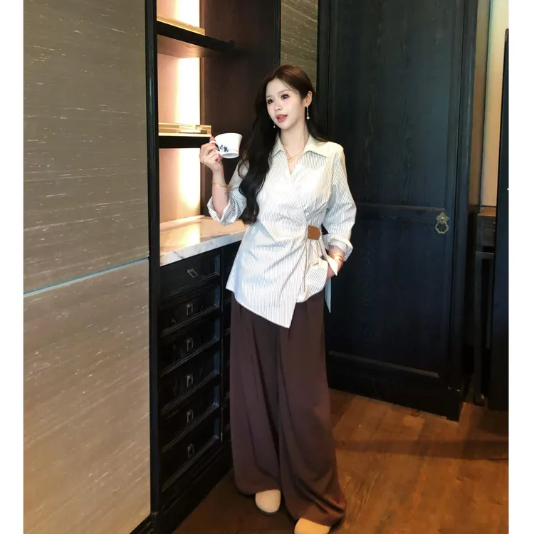 李潇洒【一杯美式】微胖大码秋不规则绑带收腰V领咖色条纹chic衬衫