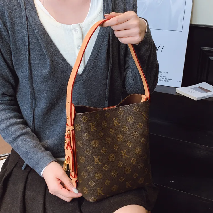 女包秋冬轻奢新款时尚百搭腋下包高级感休闲女士水桶包单肩斜挎包