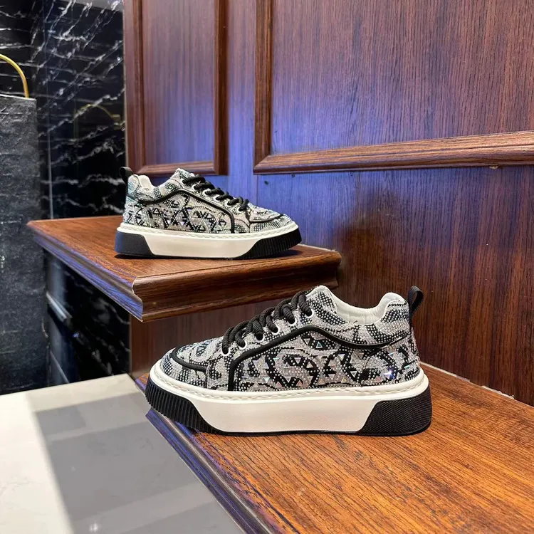 2025新款春季轻奢软底烫钻潮流板鞋男时尚百搭休闲鞋百搭舒适男鞋