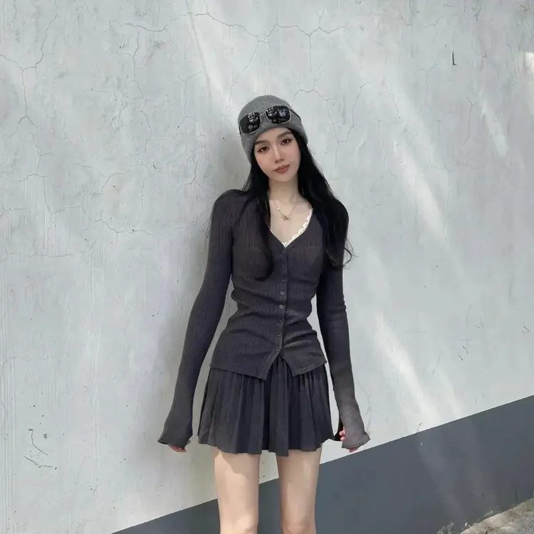 早秋穿搭一整套美式复古学院风v领长袖针织开衫高腰百褶短裙套装