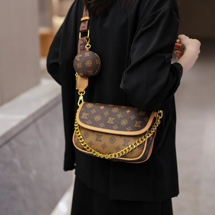 今年流行包包2026新款女式时尚百搭单肩斜挎小方包复古印花百搭包