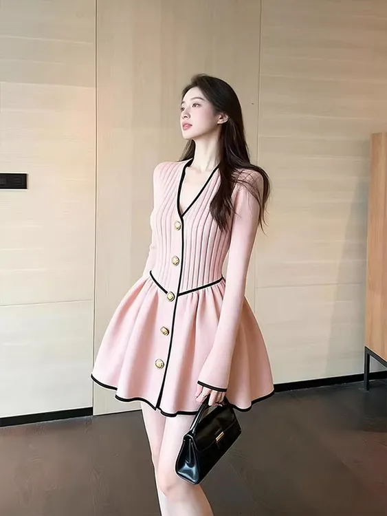 粉色V领小香风连衣裙女2025新款秋冬巨好看的名媛高级感收腰短裙