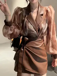秋季穿搭一整套女2025新款西装V领拼接衬衫显瘦不规则短裙两件套