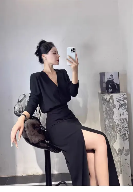 胖mm简约设计感连衣裙2025优雅御姐气质V领修身包臀开叉长裙