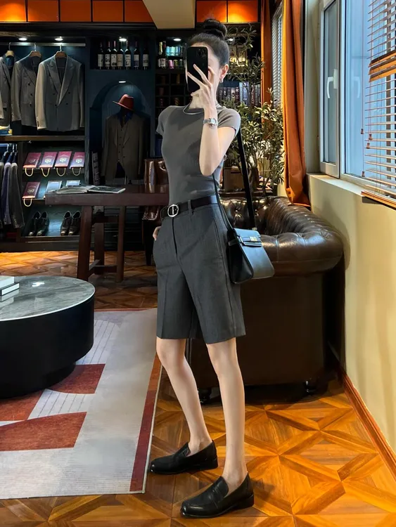 【风起时】2025夏高级感灰色短袖上衣绿色衬衫灰色短裤时尚气质套装