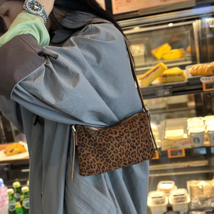 腋下包女2025秋季新款豹纹小包包高级感真皮单肩包磨砂牛皮斜挎包