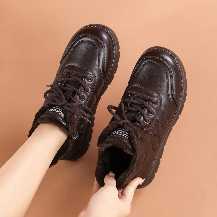 秋冬季新款加绒妈妈鞋皮鞋舒适防滑平底中老年女鞋散步皮鞋短靴子