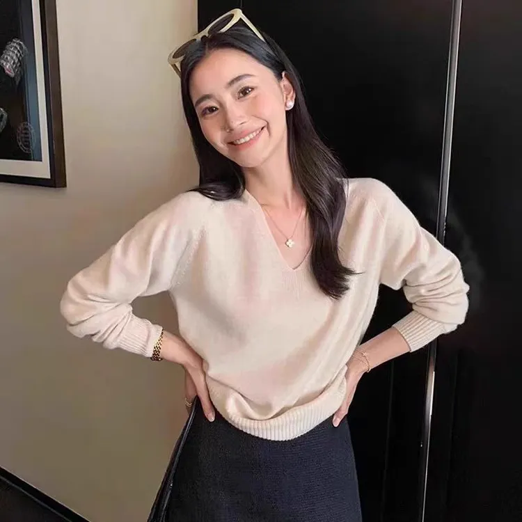 鄂尓都斯市2025秋冬新款100%羊绒衫无缝V领宽松针织毛衣打底衫女