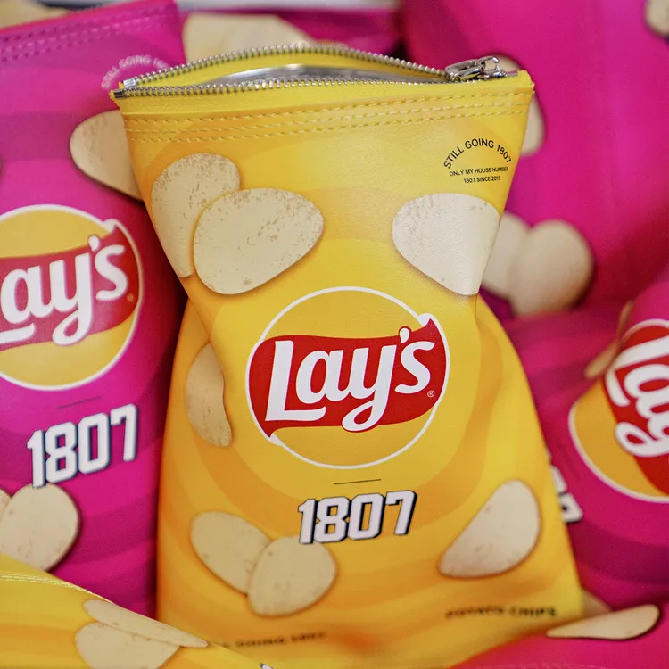 1807 乐事联名系列皮质挂绳手机包PU皮薯片印花趣味便携单肩小包