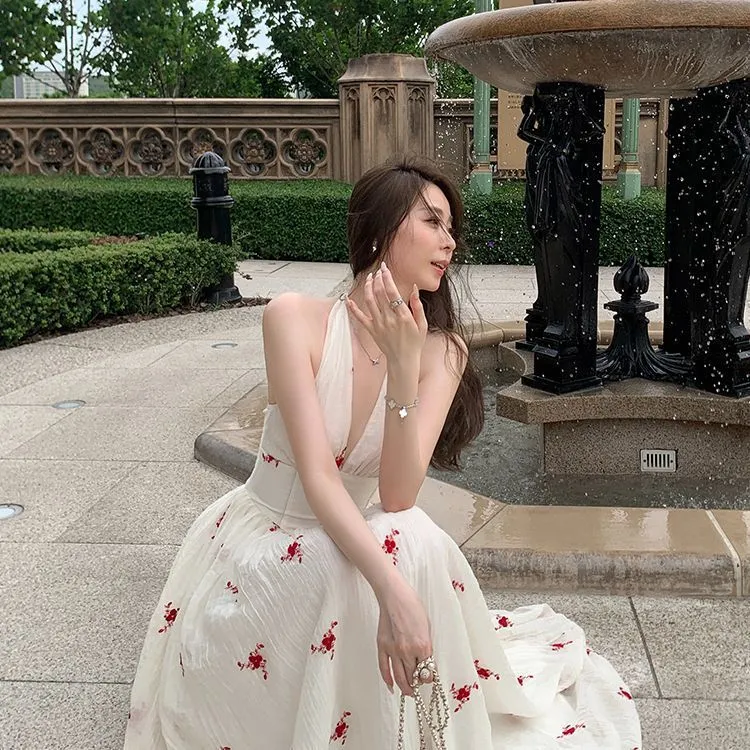 徐秋阳度假欲风连衣裙收腰法式显瘦碎花气质2025夏季挂脖碎花裙子