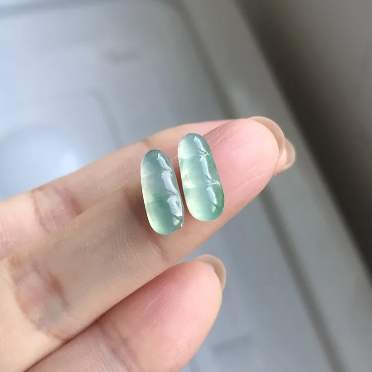 天然翡翠高冰冰润小豆子一对胶感特价尺寸13.2+5.5+3.1耳坠