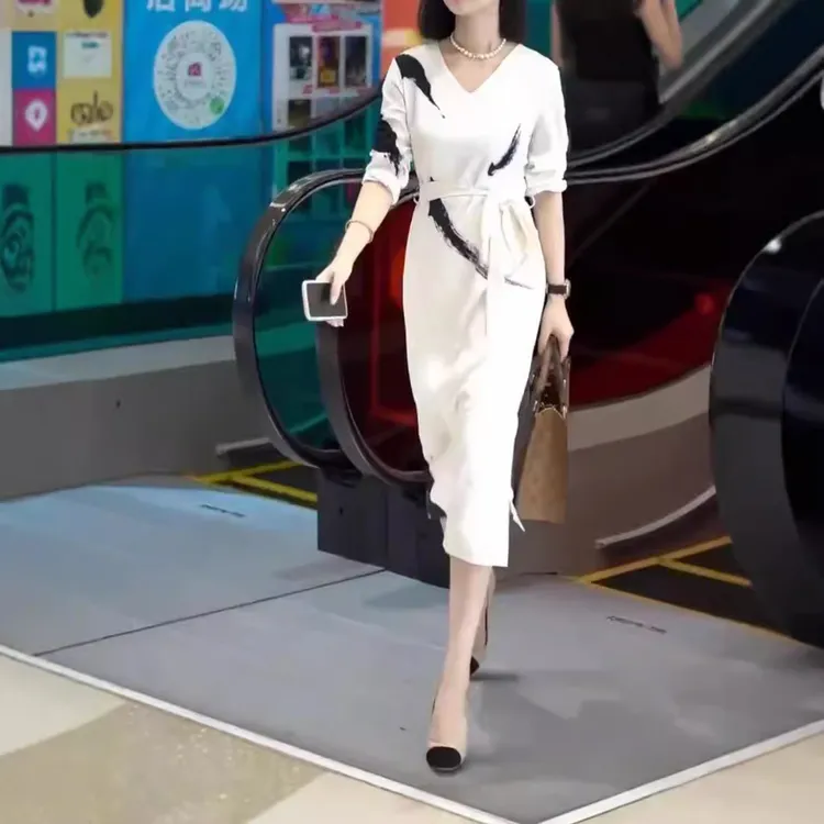 中年女装2025早秋新款高端精致V领连衣裙中长款显瘦妈妈裙子40岁