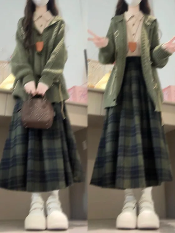 2025秋冬新款兔耳朵麻花牛角扣毛衣外套搭配条纹衬衫半身裙三件套