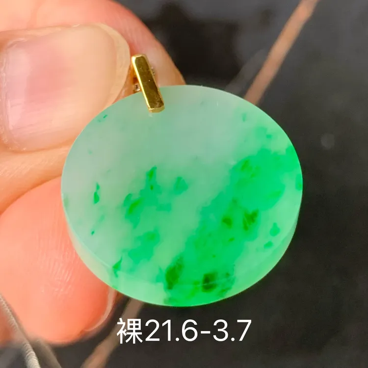 冰飘绿圆牌天然翡翠吊坠 镶嵌精致 女生配饰