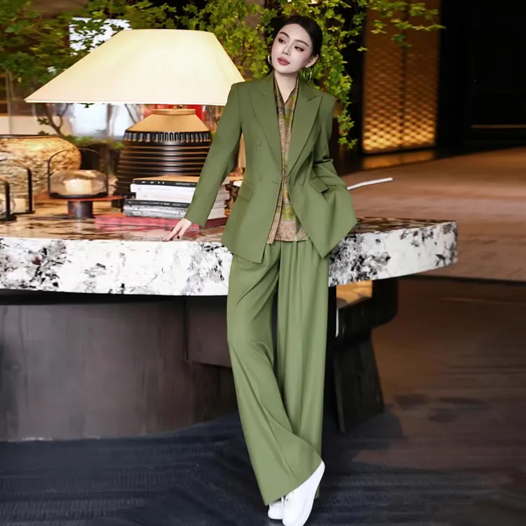 秋季高级感女神范职业装设计感休闲绿色西服长裤配丝巾三件套韩版