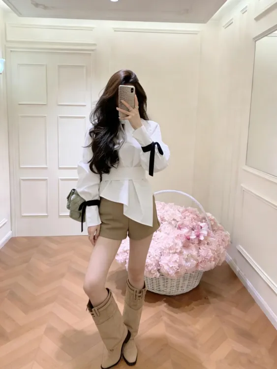 法式洋气减龄小资小众绑带掐腰设计衬衣高腰卡其色短裤两件套