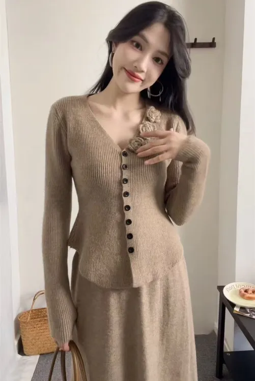 轻奢风气质针织套装女秋冬新款修身显瘦花朵开衫半身裙毛衣两件套