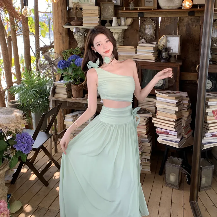 法式小众高级清冷感白色斜肩露腰连衣裙女海边度假氛围感超仙长裙