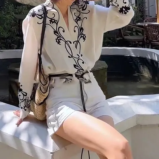 一路生花轻奢气质穿搭白色上衣2025春季款V领宽松绣花衬衫女长袖