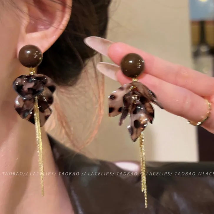 秋冬浪漫~美拉德豹纹花瓣流苏耳钉2025新款高级感轻奢氛围感耳饰