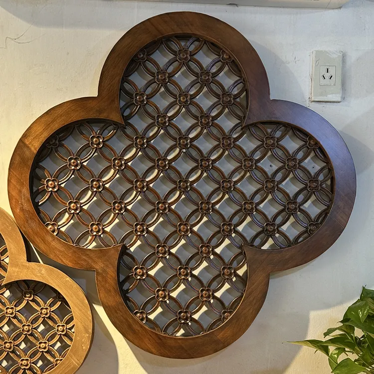 80×80×5厚环保水性烤漆铜钱花纹梅花窗。