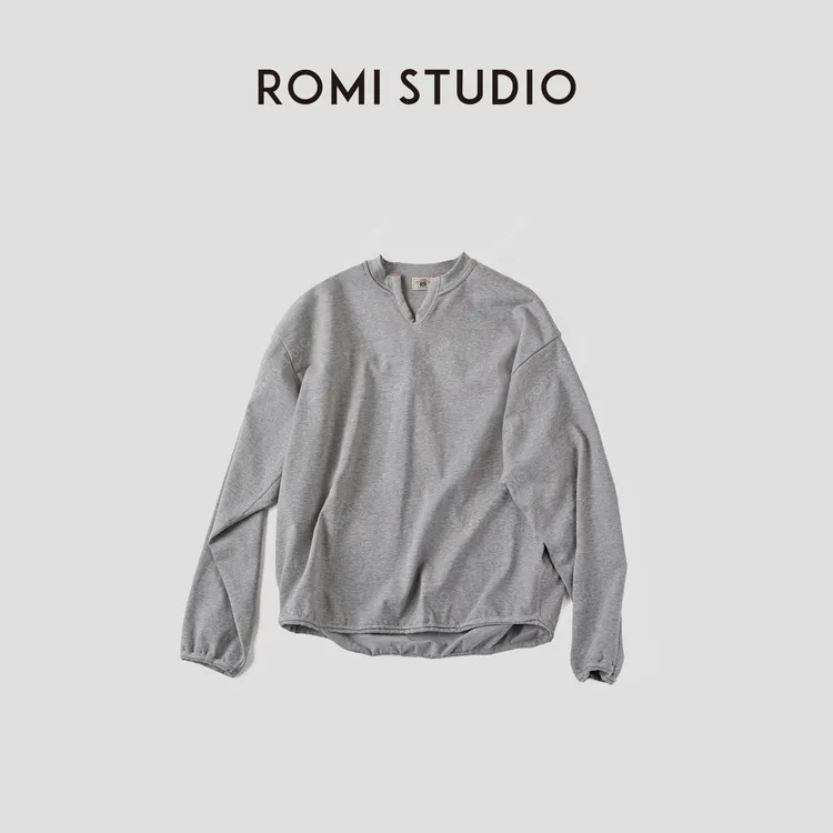 ROMI STUDIO“复古巧思”全棉松弛做旧质感V领套头卫衣 RWCASU5036