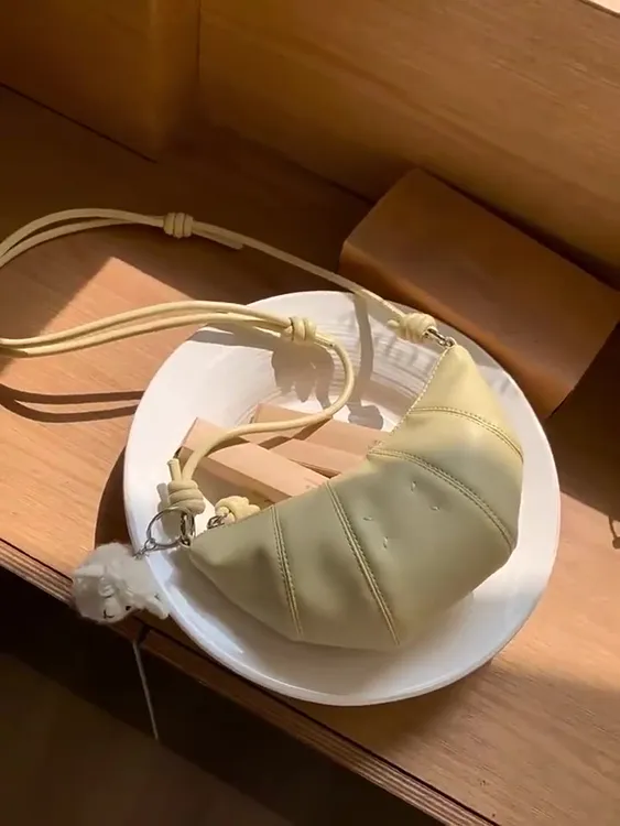 2025爆款超火黄色牛角包包女式新款轻奢小众高级感单肩斜挎饺子包