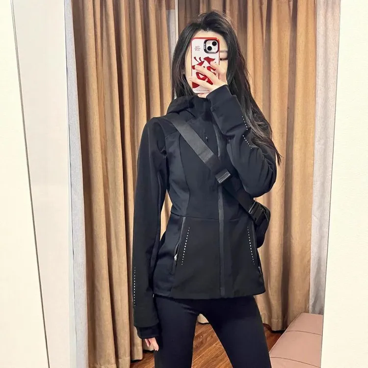 露露同款修身收腰软壳冲锋衣女2025春秋外套登山运动防水上衣