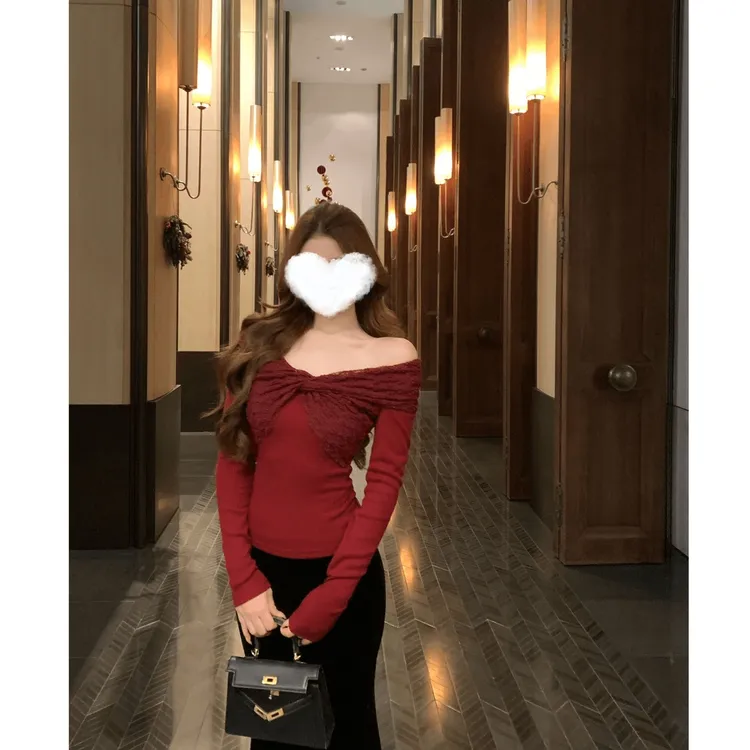 法式御姐蕾丝拼接V领露肩长袖打底衫女秋冬新款修身显瘦内搭上衣