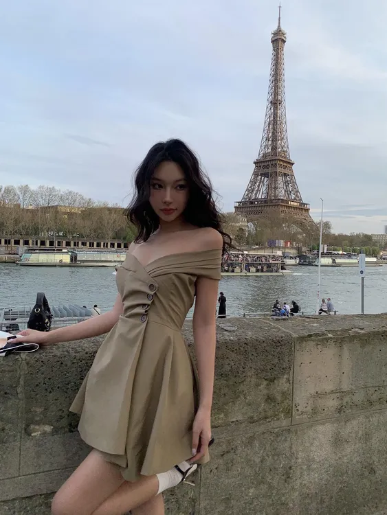 2025新款法式微胖修身显瘦一字肩纽扣咖色连衣裙女春夏收腰a字裙