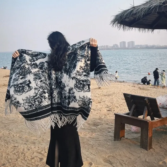 民族风披肩秋冬旅游保暖西藏青海仿羊绒披风超大斗篷围巾女复古