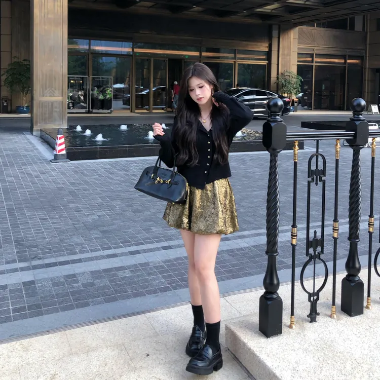 李潇洒 “黑色毛衣” 微胖大码秋季黑色翻领修身不对称设计收腰毛衣