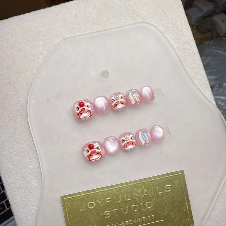 新年战甲小童醒狮风格穿戴甲贴片粉色奶龙可拆卸显白气质女童美甲