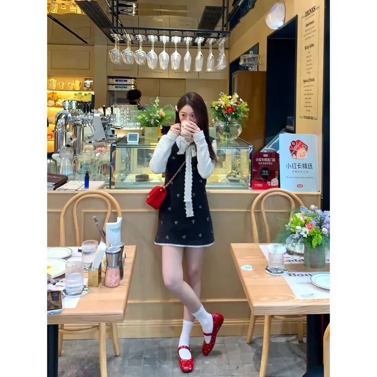 切糕自制【菲林迷雾】小个子女秋冬季新款气质绣花呢子背心连衣裙