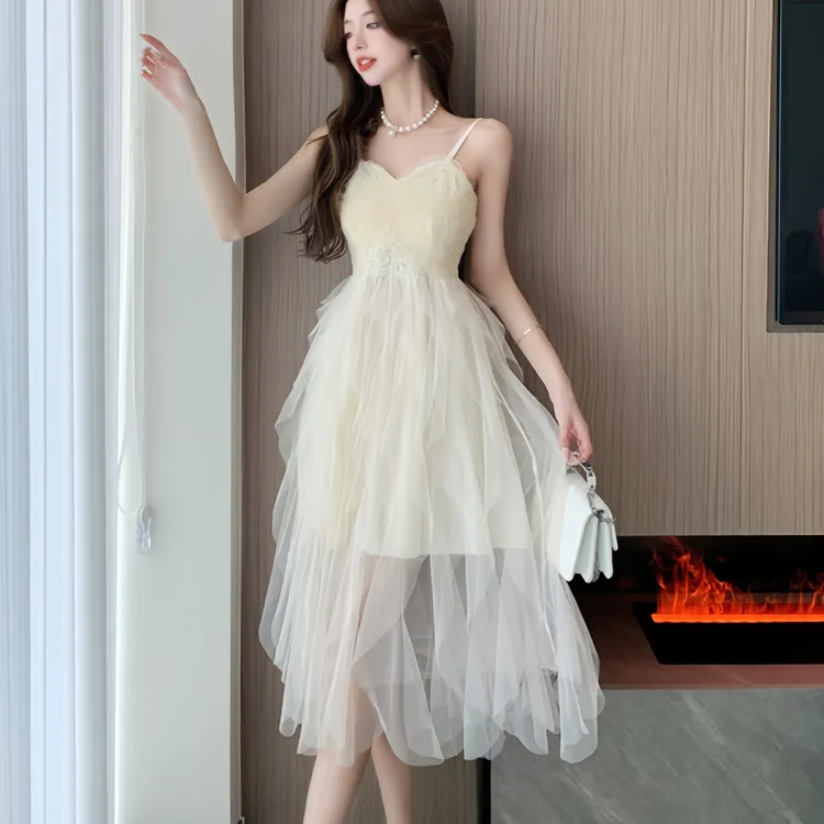 洋气衣服女小个白裙轻婚纱仙女网纱日常礼服性感抹胸吊带连衣裙子