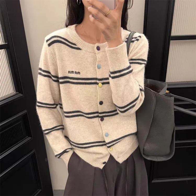 秋季女士条纹圆领开衫外套女2025年新款针织毛衣巨好看的早秋穿搭