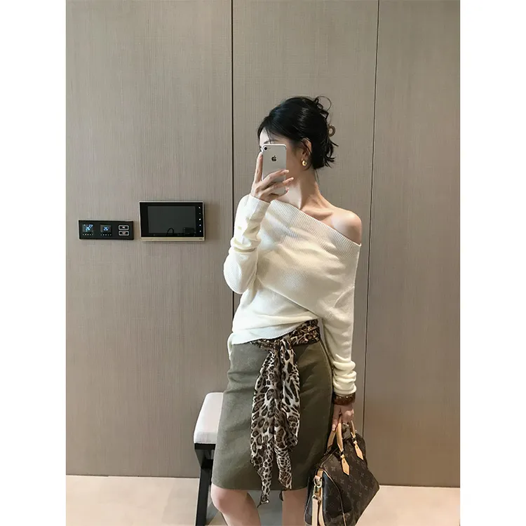 法式独特别致斜肩长袖针织衫女早秋新款清冷气质修身显瘦露肩上衣