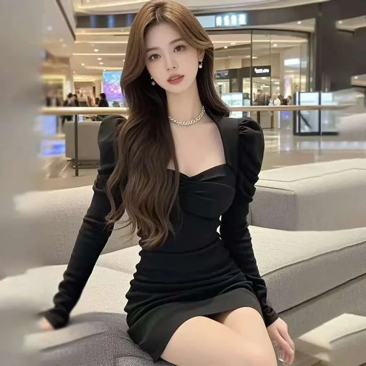 方领赫本风长袖连衣裙高级感女神范包臀短裙子