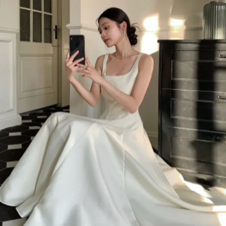 与茧 赫本裙设计感收腰显瘦光泽感高级中长款吊带连衣裙礼服裙