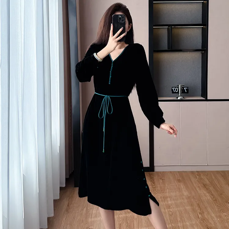 高端气质优雅丝绒连衣裙女2025秋冬新款轻奢大码显瘦赫本风中长裙