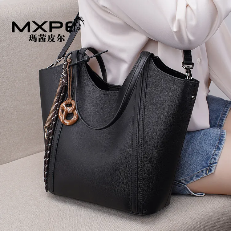 女士斜挎包2025年流行爆款真皮腋下休闲包特色挂饰旅行日常托特包