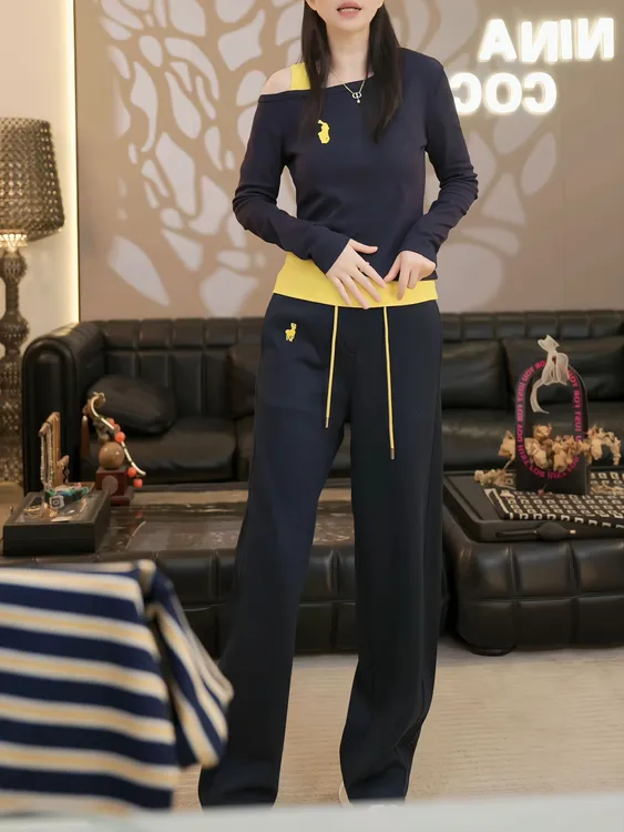 韩版设计感撞色假两件斜肩长袖t恤女2025早秋季修身显瘦露肩上衣