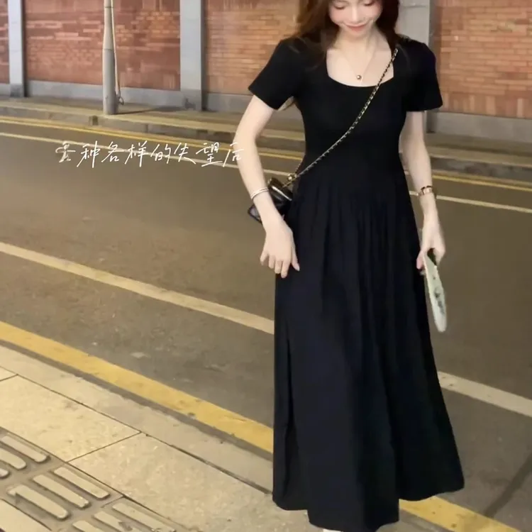 2025秋季新款法式赫本风方领连衣裙女大码胖mm收腰遮肉显瘦小黑裙