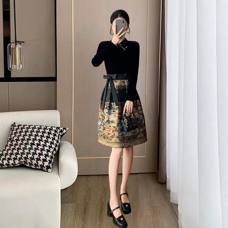 新中式国风丝绒连衣裙女秋冬新款高级感假两件刺绣提花汉服马面裙