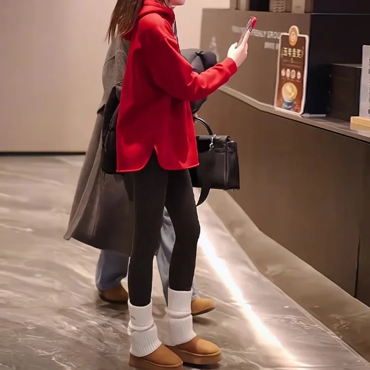 冬季流行穿搭一整套新款2025韩版慵懒风红色连帽卫衣鲨鱼裤两件套