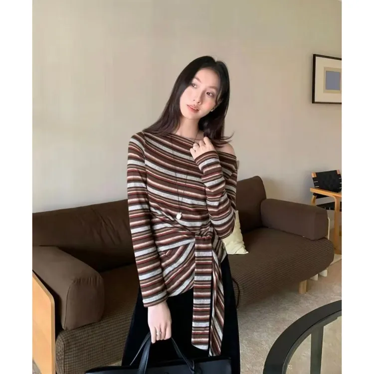 2025秋季新款不规则复古条纹风斜肩露肩绑带长袖T恤女修身短上衣