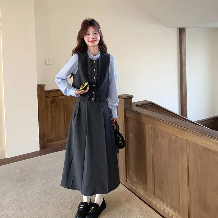 灰色学院风套装女秋季新款巨好看法式木耳边马甲衬衫半身裙三件套