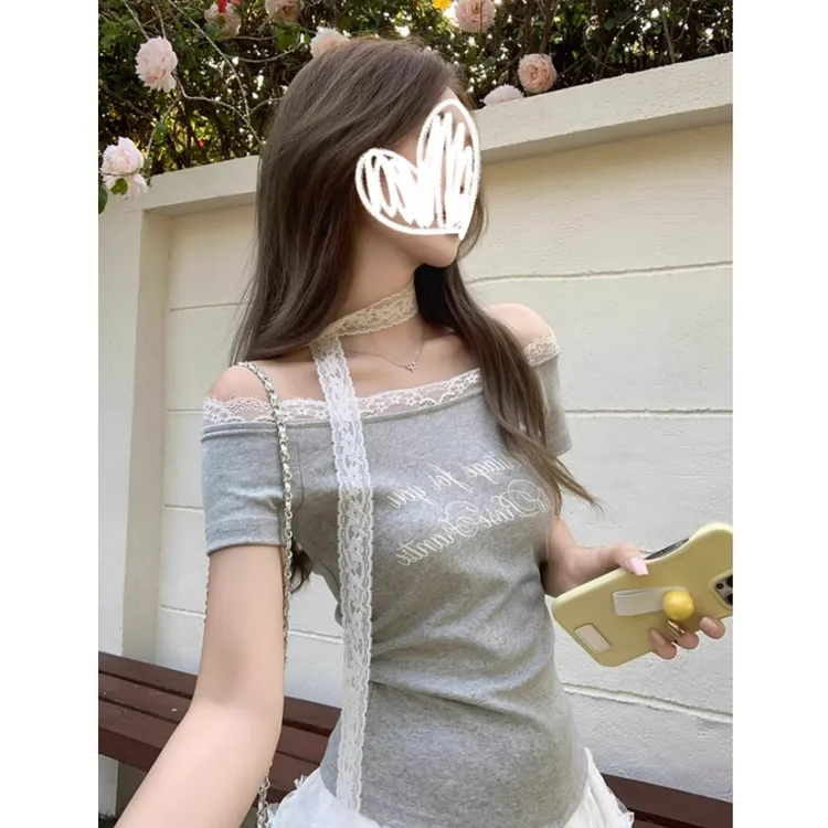 辣妹一字领斜肩蕾丝飘带字母印花短袖T恤女夏季新款褶皱掐腰上衣
