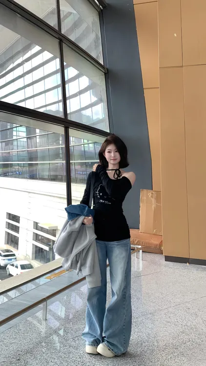 2025新款显瘦黑色斜肩上衣辣妹露肩长袖T恤女秋季百搭时尚设计感